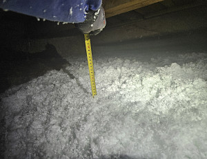 Zateplení stropu řadového domu pomocí foukané izolace